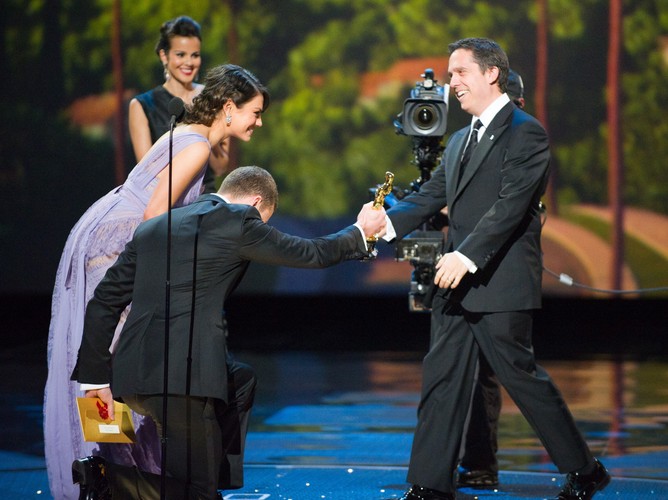 Lee Unkrich odbiera statuetkę dla najlepszej animacji 'Toy Story 3'