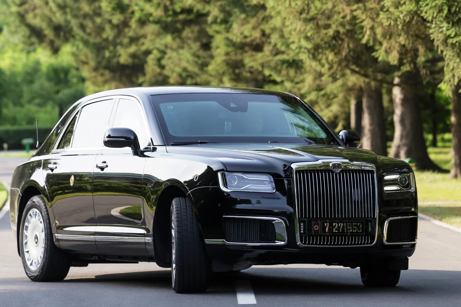 Vladimir Putin i Kim Džong Un u limuzini "aurus"