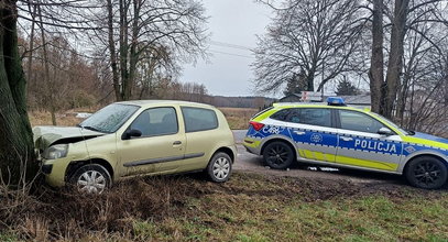 Kierowca porzucił wrak i uciekł na bagno. Obława zamieniała się w akcję ratunkową