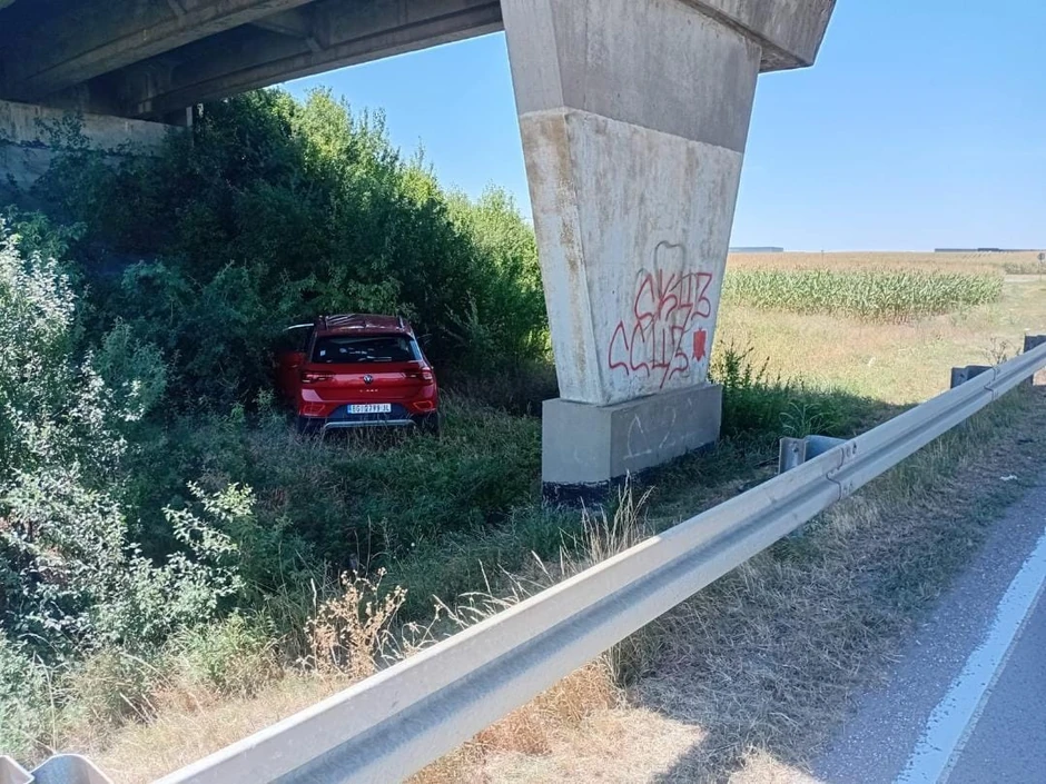 Pronađen mrtav muškarac u kolima u Inđiji