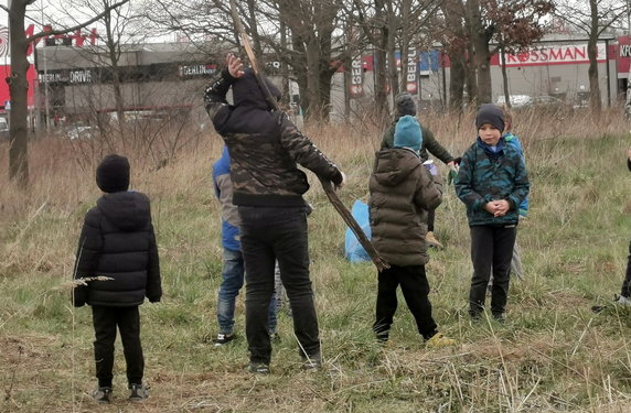 Dzieci sprzątają teren pod boisko fot. czytelnik Krzysztof Jasiński