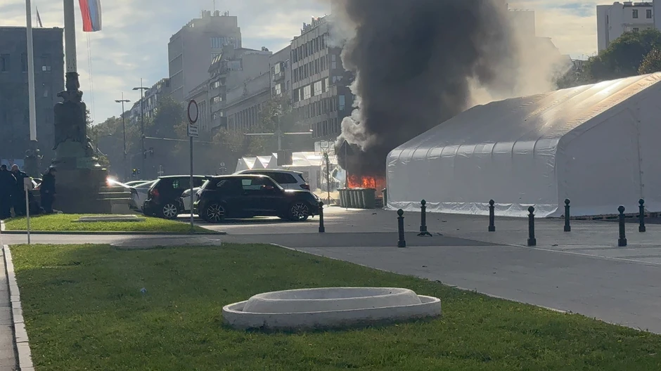 Požar ispred Skupštine