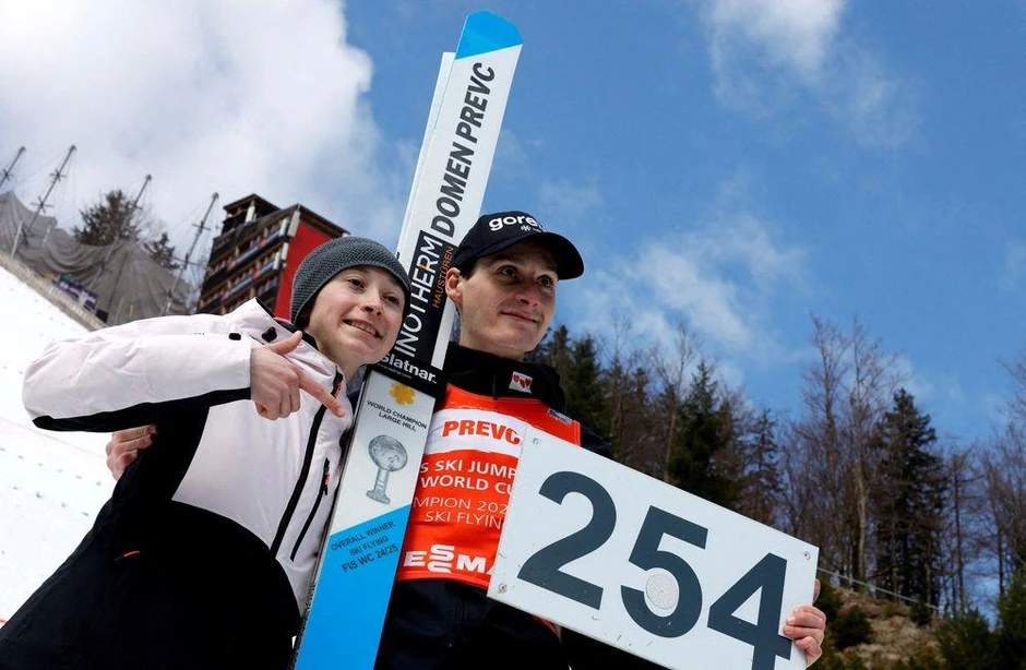 Slovenac Domen Prevc pozira sa njegovom sestrom Nikom nakon što je postavio novi svetski rekord u muškoj pojedinačnoj konkurenciji | Foto: REUTERS/Borut Zivulovic/File Photo