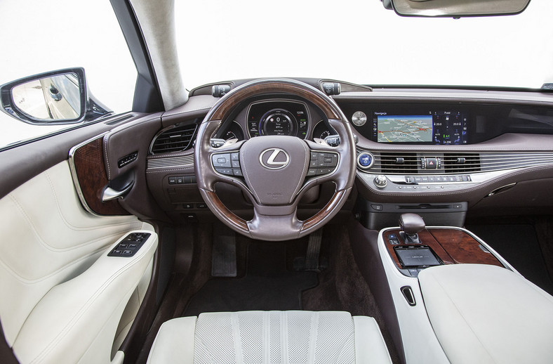 Lexus LS500h - jeździć czy być wożonym?