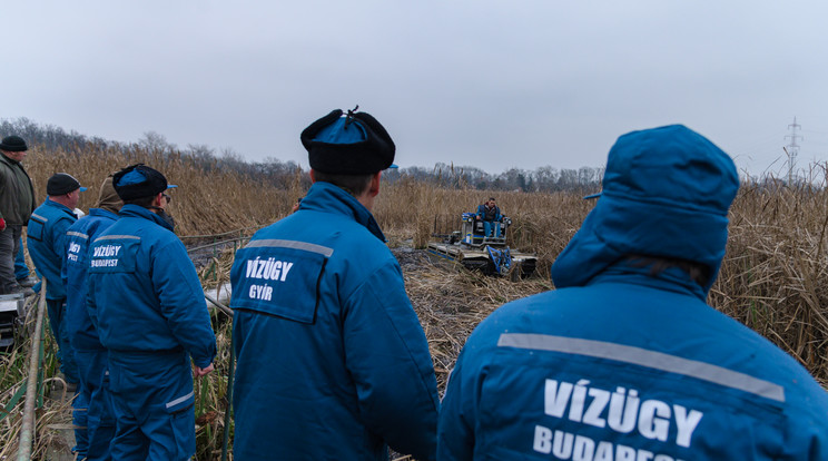 A szakemberek nagy erőkkel dolgoznak a probléma elhárításán/ fotó: OVF!