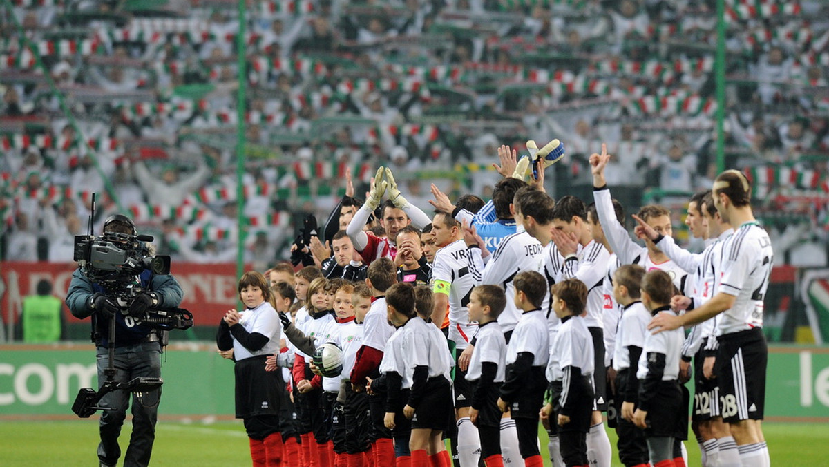 Legia Warszawa tak samo jak przed rokiem Lech Poznań przed końcem rozgrywek, uzyskała awans z fazy grupowej Ligi Europy. Piłkarze ze stolicy muszą jednak w czwartek pokonać Hapoel Tel Awiw, aby móc cieszyć się ze zdobycia takich samych pieniędzy jak zawodnicy z Wielkopolski.