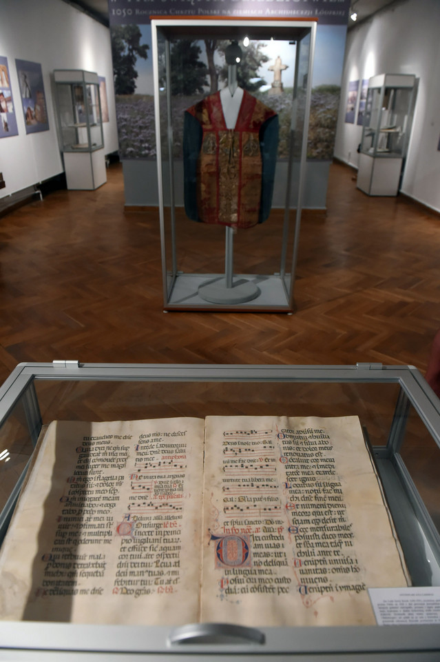 Biblia Leopolity z XVI w. i ornat królowej Bony