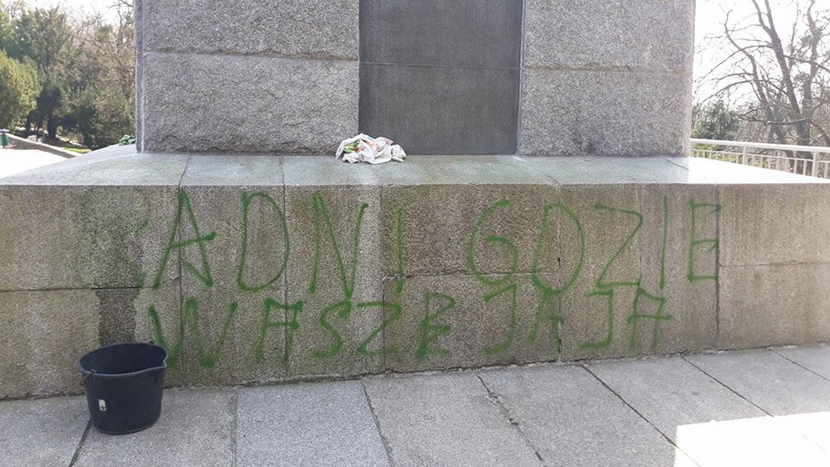 Napisy nawołujące do zburzenia Pomnika Bohaterów znajdującego się na poznańskiej Cytadeli pojawiły się na monumencie prawdopodobnie wczoraj. Policja otrzymała informację o dewastacji wraz ze zdjęciem haseł. Trwa ustalanie sprawcy bądź sprawców tego aktu wandalizmu. Tymczasem pracownicy Zarządu Miejskiej Zieleni rozpoczęli już usuwanie napisów.