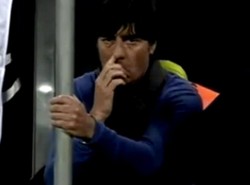 Trener Niemców dłubał w nosie. To hit!