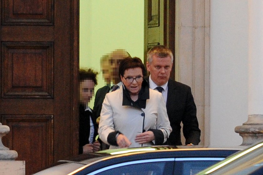 Ewa Kopacz i Tomasz Siemoniak wyjeżdżają z Belwerderu na wieczór wyborczy.