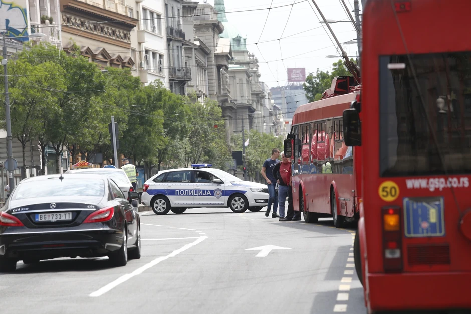 Policija blokirala ulicu