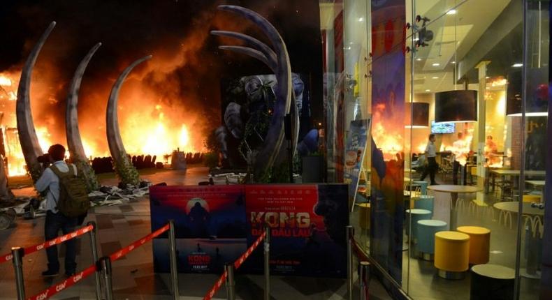 A fire tore through a giant model of King Kong during the premiere of the Kong: Skull Island in Ho Chi Minh City on March 9, 2017