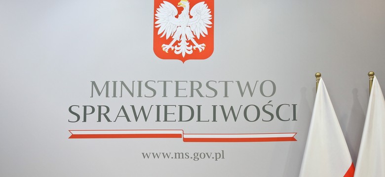 Były steward linii lotniczych pozostaje dyrektorem w Ministerstwie Sprawiedliwości