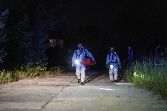 Na miejsce wezwano pięć zastępów straży pożarnej i pluton chemiczny z Łodzi. Na terenie składowiska pojawili się również przedstawiciele Wojewódzkiego Inspektoratu Ochrony Środowiska