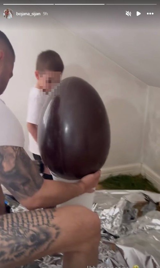 Naime, oni su kupili predimenzionirano jaje, a kada su ga otpakovali pred sinovima, oni nisu mogli da prestanu da se raduju, te su ga čak i ljubili. (Foto: Instagram/bojana_sijan)