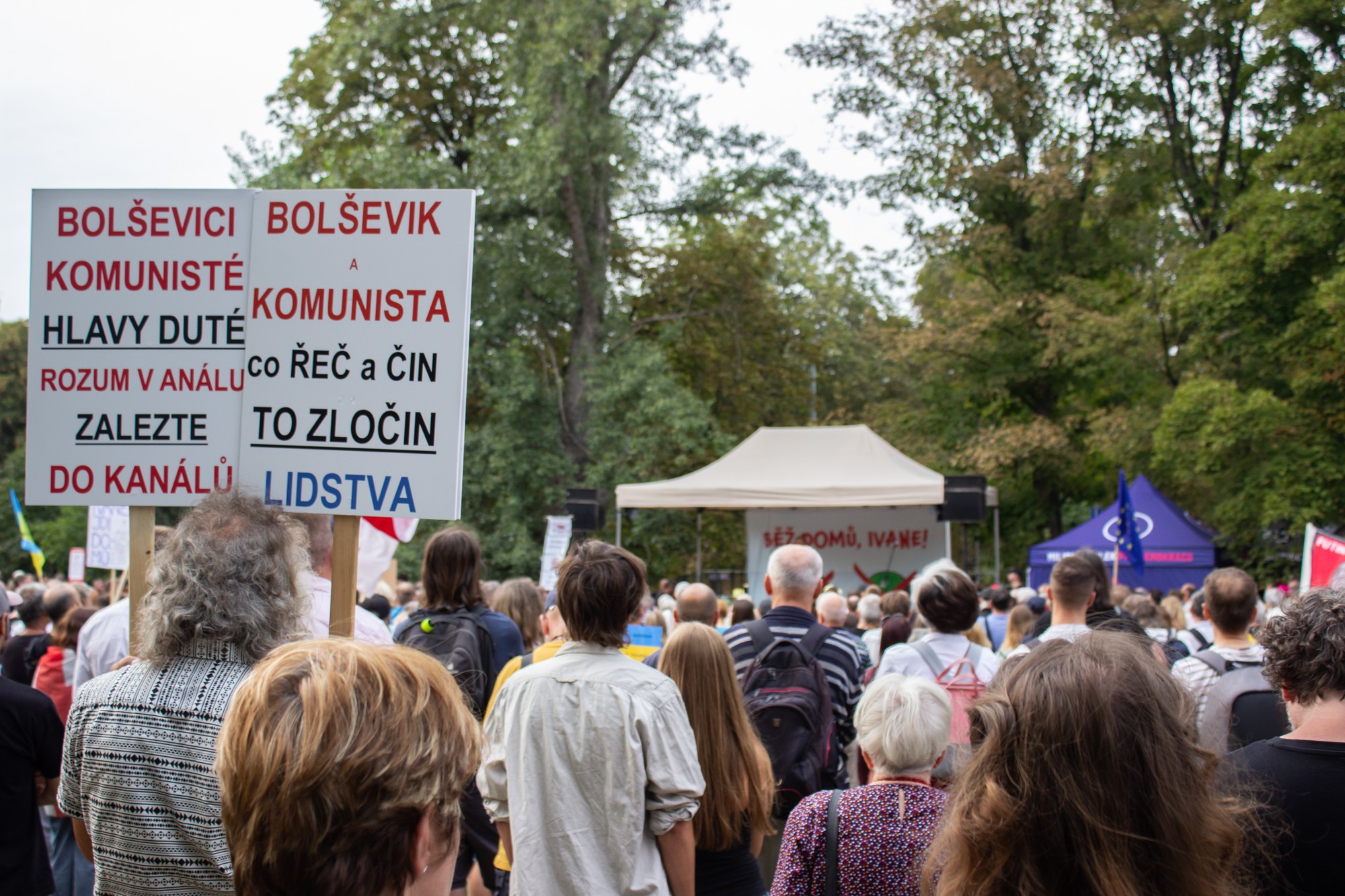 Protestujúci ľudia pred Veľvyslanectvom Ruskej federácie v ČR v Prahe na demonštrácii s názvom Choď domov, Ivan, na ktorej si pripomenuli výročie invázie vojsk Varšavskej zmluvy do Československa v auguste 1968.