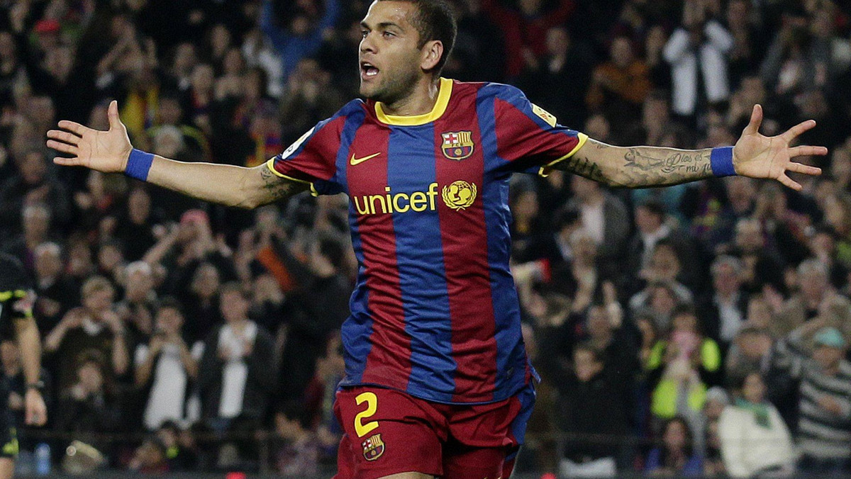 Obrońca Barcelony, Dani Alves podzielił się z dziennikarzami opinią na temat formy swojej drużyny w obecnym sezonie. Brazylijczyk jest przekonany, że Duma Katalonii ponownie jest w stanie sięgnąć po tzw. potrójną koronę.