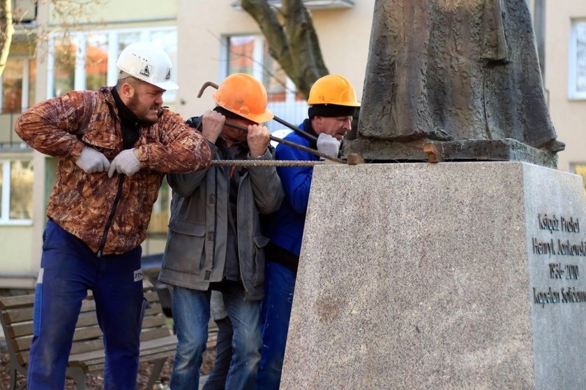 Demontaż pomnika ks. Jankowskiego