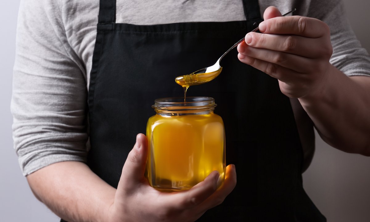 To najlepszy miód dla seniorów. Znika z pasiek jak żaden inny
