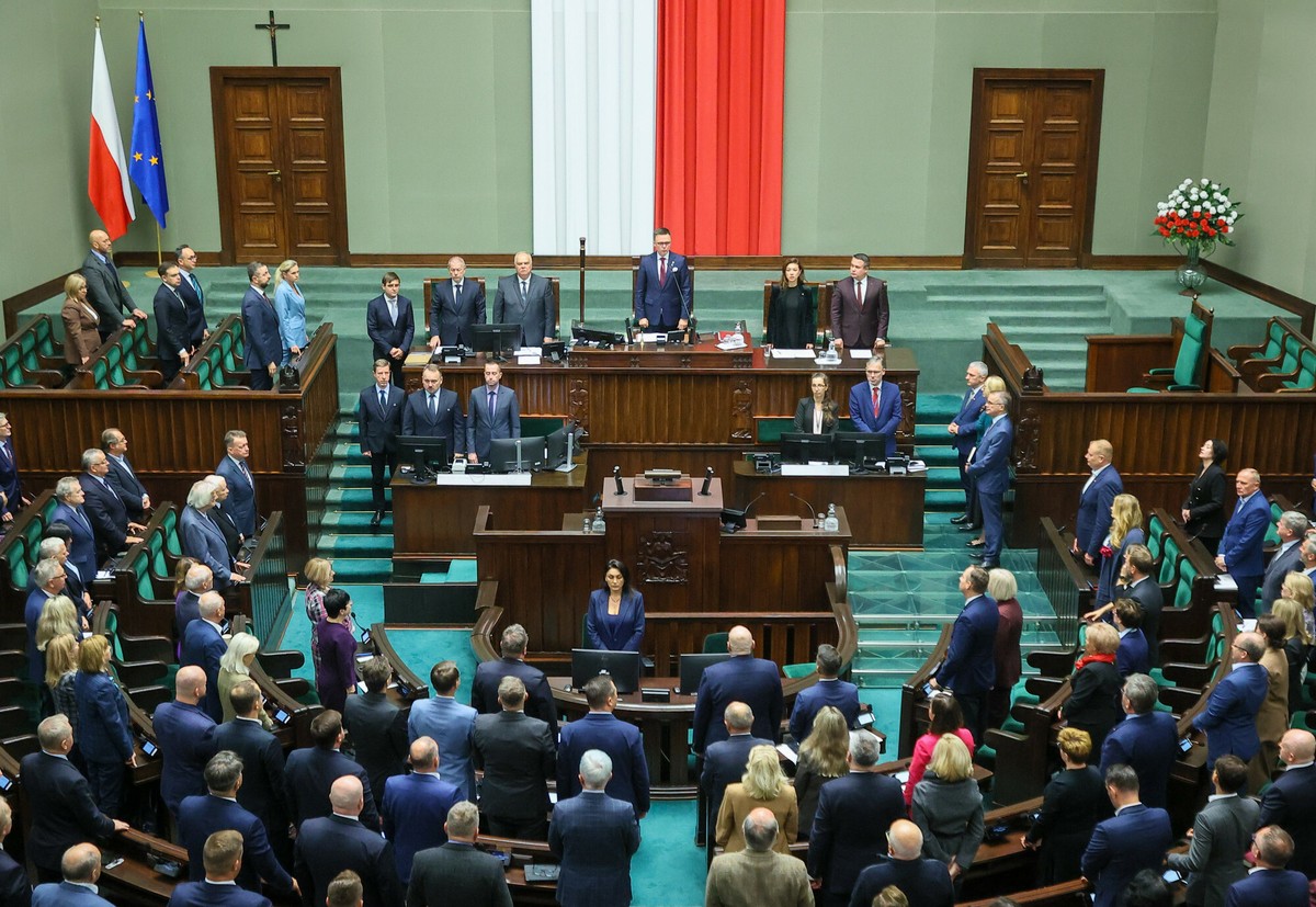 KO wyprzedza PiS, ale ma jeden problem. Jest nowy sondaż partyjny