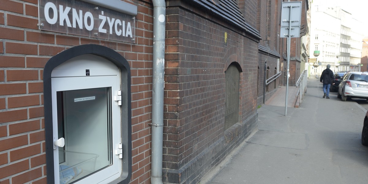 20-latek zmieścił się do okna życia we Wrocławiu.