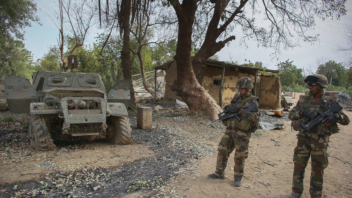 Zaprawione w walkach z rebeliantami na pustyni wojska z Czadu nadciągają nad granicę Nigru z Mali, by na malijskiej północy otworzyć drugi front w wojnie z miejscowymi dżihadystami sprzymierzonymi z afrykańską filią Al-Kaidy.