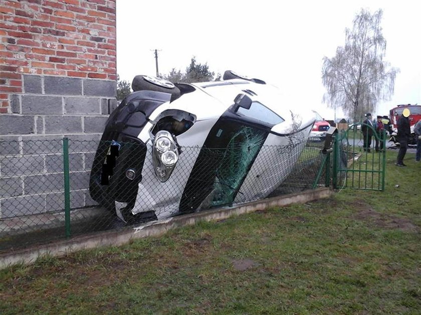 Bus wylądował na domu. To cud, że nikomu się nic nie stało