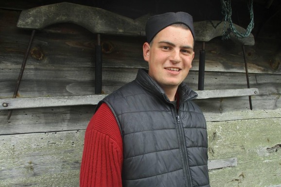 STIGAO NOVI KRUG ZIME U SELU LUKE CREPULJAREVIĆA Najpoznatiji domaćin na imanju kod Zlatibora pustio kokoške u dvorište i balirao seno, a SADA KRENUO SNEG