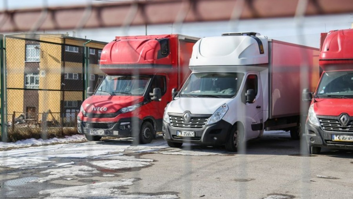 Zarzut działania w zorganizowanej grupie przestępczej usłyszało trzech mężczyzn i dwie kobiety w wieku od 31 do 57 lat. Wszyscy zostali zatrzymani przez kryminalnych z Komendy Wojewódzkiej Policji w Kielcach. Z ustaleń śledczych wynika, że poprzez fikcyjny obrót m.in. leasingowanych ciężarówek, grupa wyłudziła zwrot podatku VAT w wysokości miliona złotych.