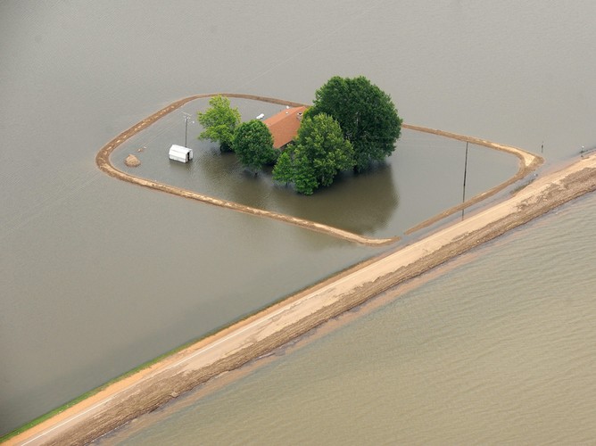 Przerwane wały przeciwpowodziowe usypane przez właściciela domu. Tysiące ludzi mieszkających blisko rzek Illinois, Missouri, Tennessee, Arkansas, Mississippi i Louisiana było ewakuowanych. 23 maja Silver City, Mississippi, USA