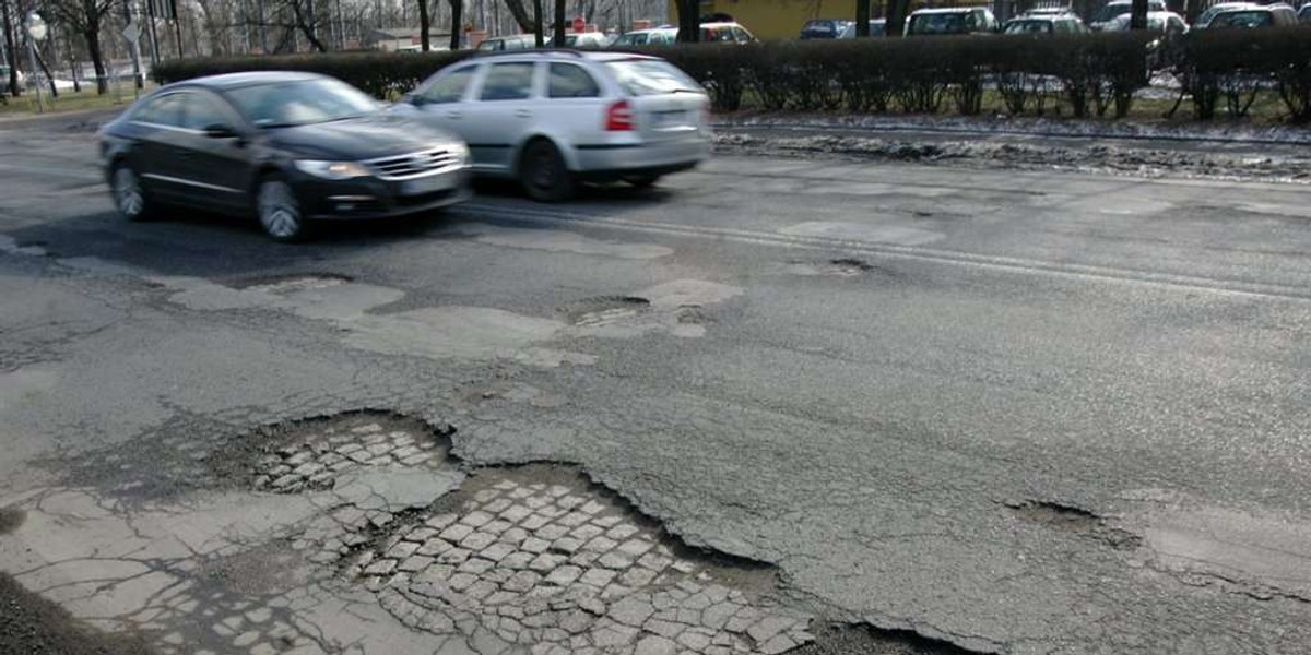 Jest tyle dziur, bo nie wywozili śniegu