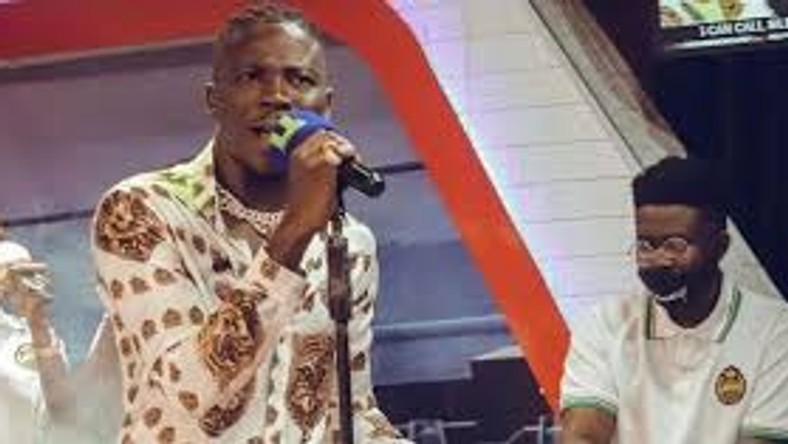 Multiple Ghanaian Dancehall artiste StoneBwoy has disclosed how he escaped death on the Tema Motorway.