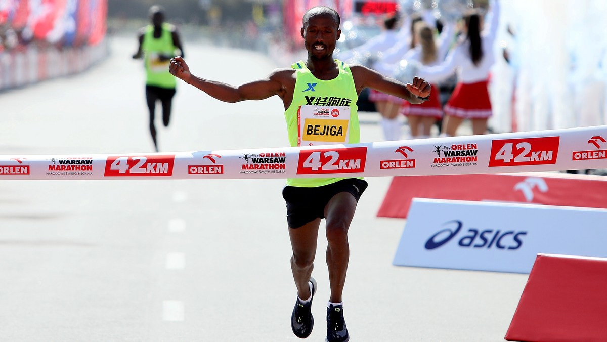 Etiopczyk Regasa Mindaye Bejiga czasem 2:09.42 wygrał Orlen Warsaw Marathon. Wśród kobiet najlepsza była Kenijka Sheila Jerotich – 2:26.06. Mistrzem Polski w maratonie został Marcin Chabowski (STS Pomerania Szczecinek), który zajął czwarte miejsce.