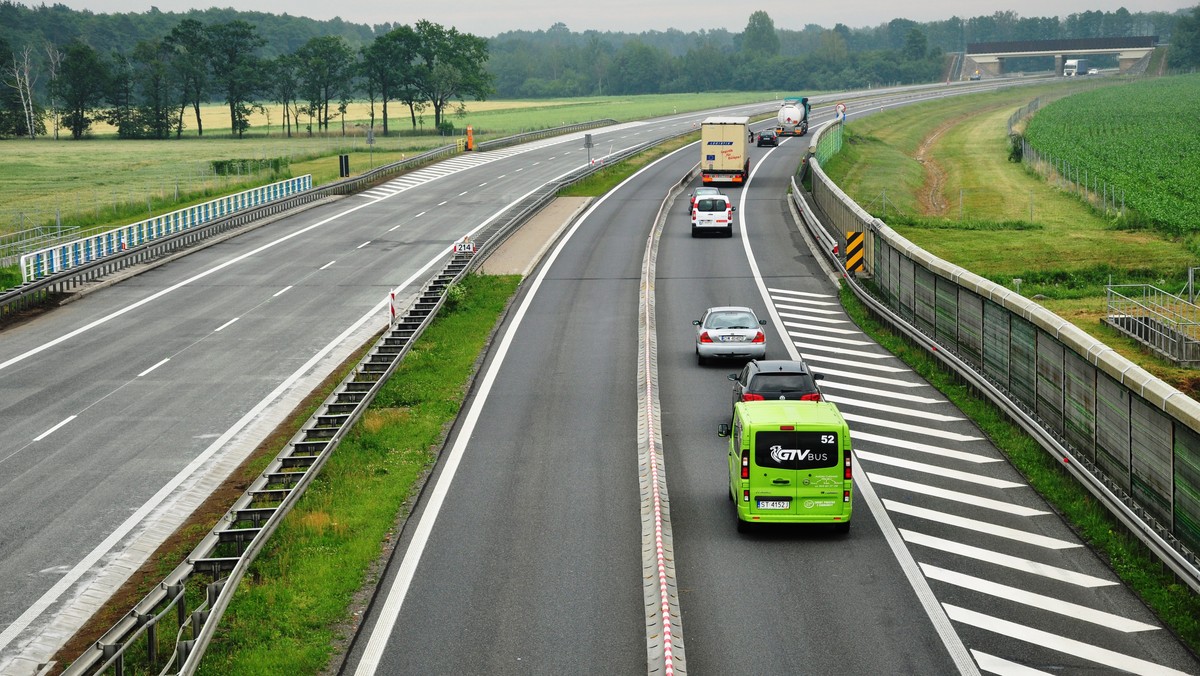 Trzy dni przed terminem zakończą się prace remontowe na opolskim odcinku A4. Odcinek obejmował trasę od węzła "Opole Zachód" do węzła "Brzeg" i miał długość 28 kilometrów. Czwarty, czyli ostatni wyremontowany fragment jezdni w kierunku Wrocławia zostanie oddany do ruchu jutro rano.