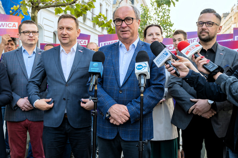 Przewodniczący Nowej Lewicy, wicemarszałek Sejmu Włodzimierz Czarzasty (3P) i poseł Lewicy Tomasz Trela (2L) podczas konferencji prasowej w Łodzi (17.09.2021)