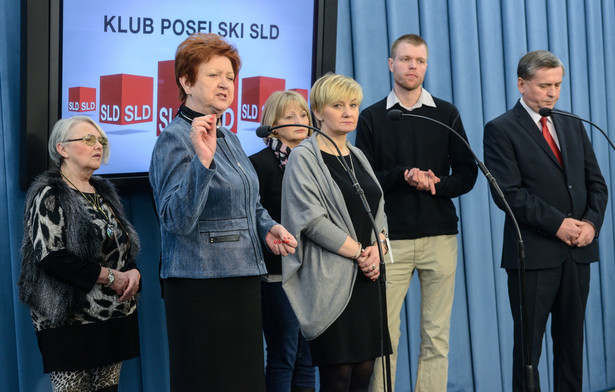 Opiekunowie osób dorosłych niepełnosprawnych: Maria Bednarska (L), Bożena Wiśniewska (3L), Małgorzata Kaczmarek (3P), Rafał Bednarczyk (2P) oraz posłowie SLD Anna Bańkowska (2L) i Tadeusz Tomaszewski (P) podczas konferencji prasowej w Sejmie