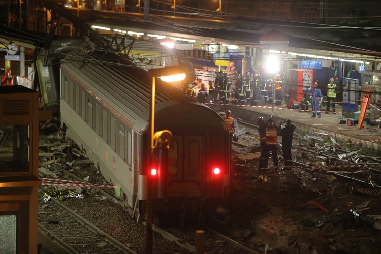 Katastrofa kolejowa we Francji. Pociąg wypadł z torów pod Paryżem