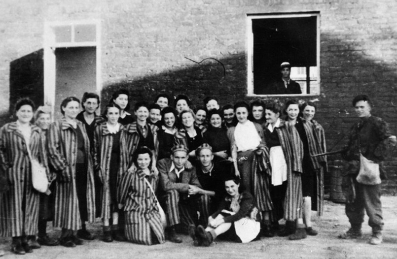 Grupa żydów z Gęsiowki uwolnionych przez żołnierzy kompanni "Giewont" Batalionu "Zośka" 5 sierpnia 1944 roku. Zdjęcie na terenie obozu. Po prawej stronie, na ziemi siedzi Renata Preczep (potem Lubińska), która przeżyła Powstanie. Więzień obok niej (w czarnej marynarce) nazywa się Bronisław Miodowski (potem Bernard Miodon z Paryża). Wśród więźniarek rozpoznano także: Hankę Lux (mieszka w Australii) i Marię Morecką
