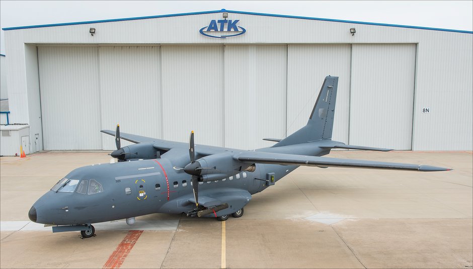 Lekki gunship AC-235 Sił Powietrznych Jordanii w zakładach firmy ATK w Fort Worth w Teksasie. Pod kadłubem widoczna głowica obserwacyjna L-3 Wescam MX-15DXi, w drzwiach desantowych lufa działka M230LF, a na belkach pod wysięgnikiem dwa pociski Hellfire II i wyrzutnia niekierowanych pocisków rakietowych Hydra lub kierowanych APKWS kal. 70 mm.