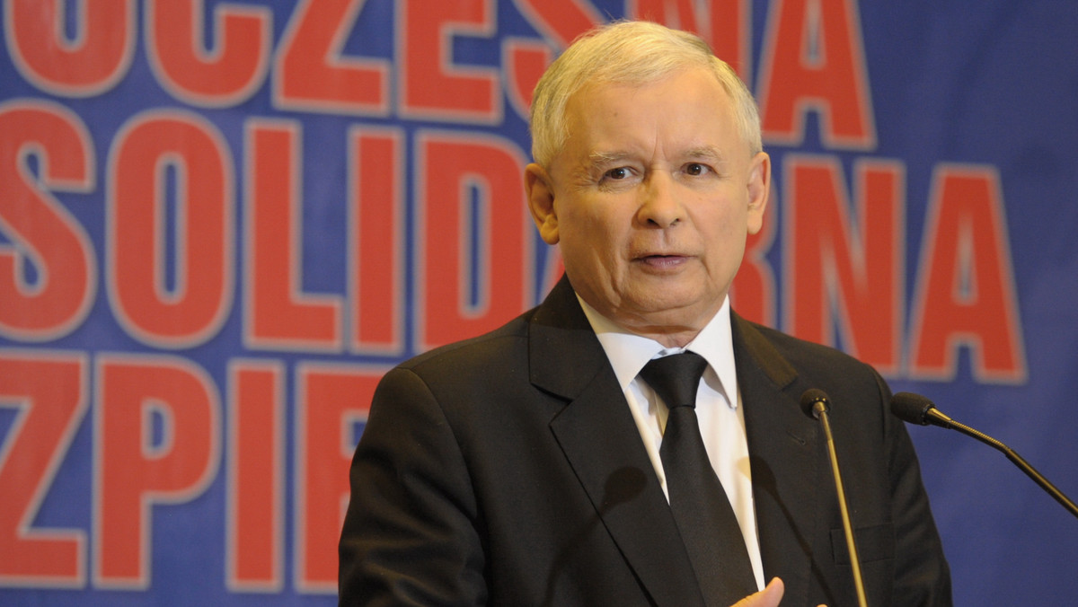 - Kilka dni temu miałem rozmowę, w której pewna bardzo znana uczestniczka życia publicznego powiedziała mi, że jest kilka osób zagrożonych, które za dużo mówią o tym, jak to naprawdę było przez te dwadzieścia lat - powiedział na konferencji prasowej prezes PiS Jarosław Kaczyński pytany o śmierć generała Sławomira Petelickiego.