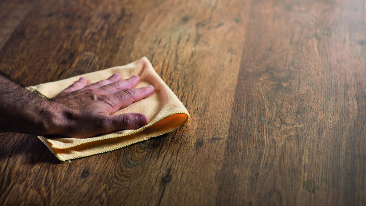 Tego nie rób – 5 błędów przy sprzątaniu drewnianych podłóg