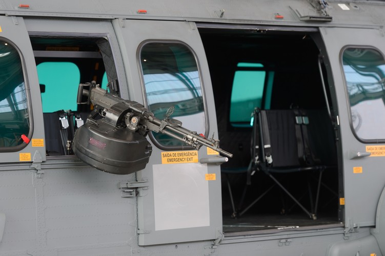 Śmigłowiec EC-725 Caracal może być wyposażony w: <br> - zasobnik z 20-mm działkiem GIAT, <br> - wyrzutnię rakiet 70 mm, <br> - wyrzutnię pocisków przeciwpancernych Spike, <br> - karabin maszynowy kal. 7,62 mm. <br><br>fot.  (jk/mr) PAP/Jakub Kaczmarczyk