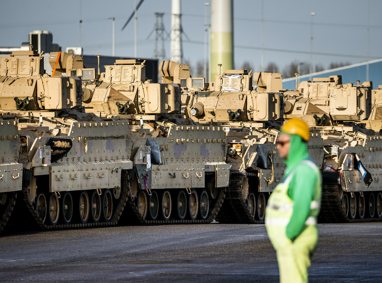 Wyładunek amerykańskich czołgów i pojazdów opancerzonych w porcie Vlissingen na południu Holandii, 11 stycznia 2023 r.