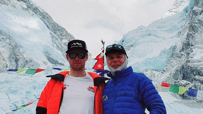 Egyikük asztmás, másikuk palack nélkül vág neki a csúcsnak: két magyar hódítja meg a Mount Everestet