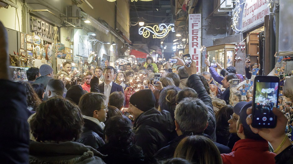 Tłumy na słynnej ulicy w Neapolu