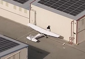 Oteti avion udario u zgradu