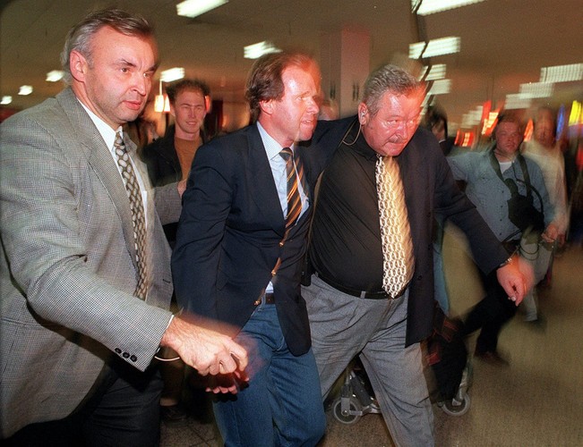 Wojciech Fibak na lotnisku, podejrzewany o pobicie francuskiej prostytutki