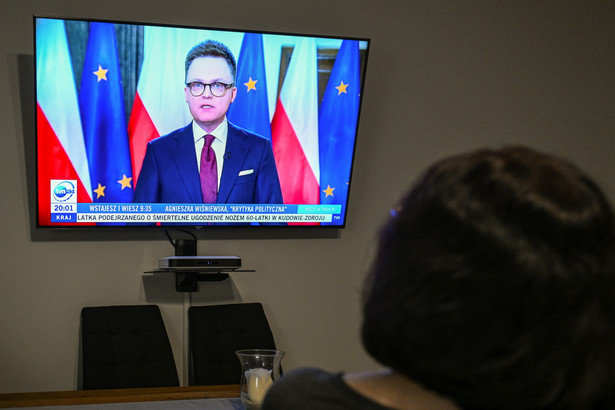 Transmitowane w telewizji orędzie marszałka Sejmu Szymona Hołowni oglądane w jednym z mieszkań w Przemyślu