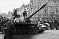 Czołgi wojsk Układu Warszawskiego na ulicach Pragi, 1968 rok.