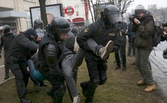 Białoruska milicja brutalnie stłumiła protest opozycji. Setki zatrzymanych w Mińsku